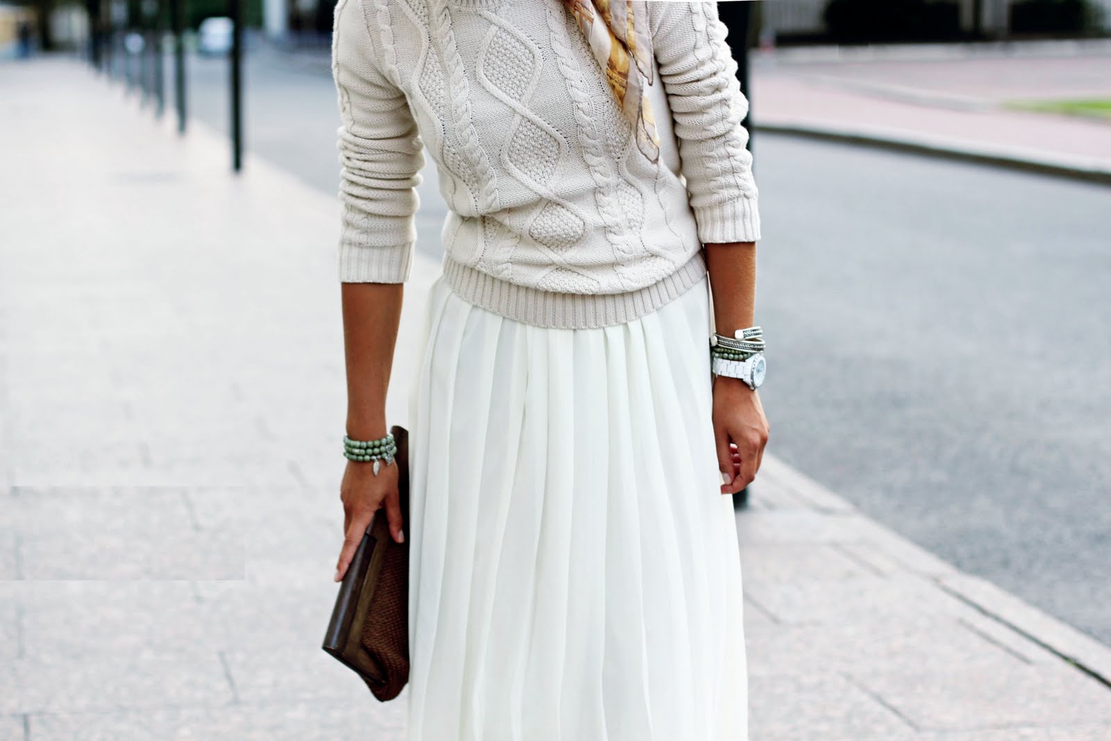 Белая плиссированная юбка